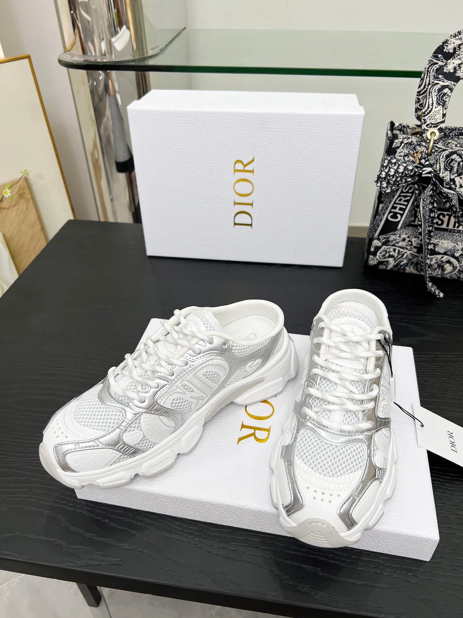 p560🐮🐮This Dior Chrono sports half slipper reinterprets running shoes with Dior's haute couture style. Gray mesh fabric is paired with tonal suede calfskin panels, the CD logo on the side, the star patch on the tongue and the Dior logo on the heel, all in classic fine detail. Featuring two-tone laces and a lightweight sole with star graphics, they can be worn year-round. Size: Women’s size 35-41 (35/42 can be customized) Men’s size 40-46 (men’s version is being printed) Color: 12 colors available